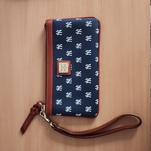 NWOT Dooney & Bourke New York Yankees wristlet